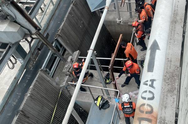 7일 인천시 계양구 맨홀 안 작업 중 실종된 구조자에 대한 수색작업을 벌인 소방당국이 굴포하수처리장에서 발견된 실종자를 수습하고 있다. 2025.07.07 /인천소방본부제공
