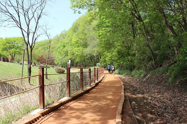 ▲ 성남시 율동공원 내 맨발 황톳길. /사진제공=성남시