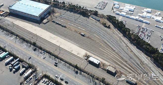 인천항 내항 1·8부두 재개발 부지 일부를 국가철도공단에 돌려줘야 한다는 법원 판결이 나온 가운데, 인천항만공사(IPA)가 항소하지 않을 경우 재개발을 위해 공단으로부터 해당 부지 소유권을 다시 확보해야 하는 인천시 중구 항동7가 일대 전경.중부일보DB