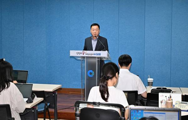 김성훈 인천환경공단 이사장이 8일 시청 브리핑룸에서 계양구 차집관로 GIS(지리정보시스템) 구축용역 맨홀사고 관련 기자브리핑을 하고 있다. 2025.7.8. [사진 = 인천시청]