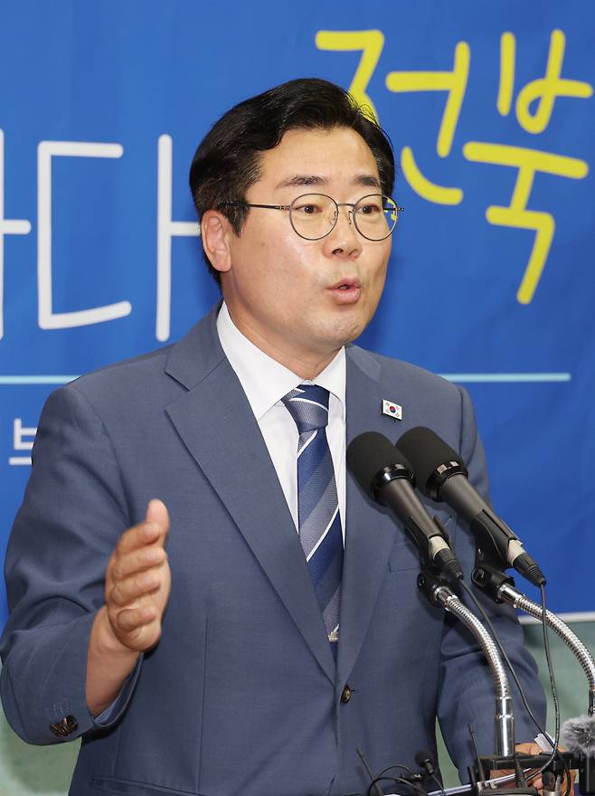 더불어민주당 당권 주자인 박찬대 의원이 8일 전북특별자치도의회 기자회견에서 발언하고 있다./연합뉴스