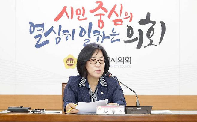 대전시의회 박주화 의원(중구1.국민의힘)이 8일 의회 소통실에서 토론회를 열어 이.미용업소 유해환경 개선 방안을 모색했다. [사진=대전시의회]