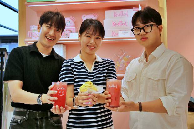 광주신세계가 여름을 맞아 제철 식재료인 수박과 초당옥수수를 활용한 이색 디저트를 선보인다. 본관 지하 1층에 위치한 ‘노티드’ 매장에서는 제주산 수박 100%로 만든 수박주스(5200원)와 여름철 대표 간식인 수박화채(5500원)를 판매한다. 수박화채는 야쿠르트, 후르츠 칵테일, 코코젤리 등을 넣어 달콤하고 시원한 맛을 살렸다.
초당옥수수 크림 도넛(4800원)도 눈길을 끈다. 고소한 풍미의 옥수수 크림 속에 구운 옥수수를 토핑으로 올려 다채로운 식감을 더했다. 광주신세계 제공