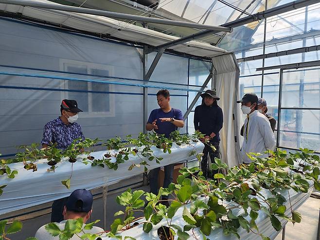 귀농 교육생들이 해남군 귀농어귀촌 체류형 지원센터에서 작물 재배 교육을 받고 있다. <해남군 제공>