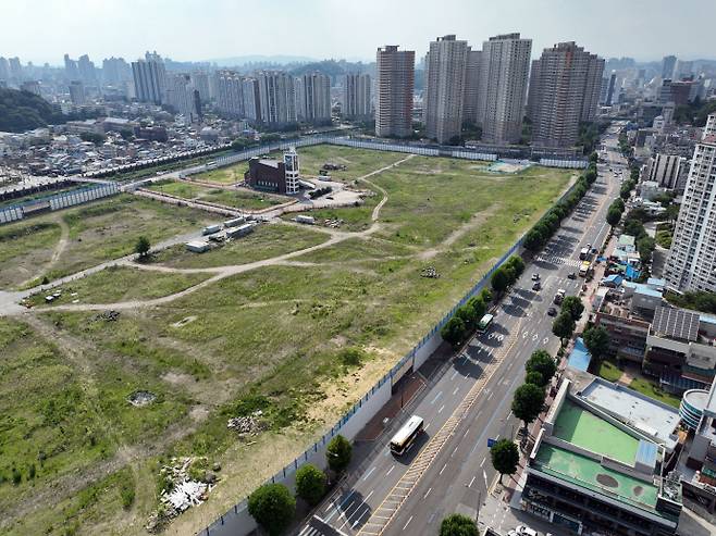 광주 학동4구역 재개발단지4년 전 붕괴 참사가 발생했던 광주광역시 동구 학동 4구역 재개발 사업을 둘러싸고 시공사인 현대산업개발에 대한 비판이 거세지고 있다. 현대산업개발이 당초 약속했던 '공사비 인상 없는 프리미엄 아파트 건설'을 뒤집고 조합원들에게 대폭 인상된 공사비를 요구하고 있기 때문이다. 사진은 7일 학동4구역 재개발단지 일대 모습. /임문철 기자 35mm@namdonews.com