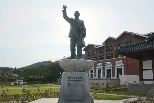 함평군 신광면 함정리에 세워진 일강 김철 선생 동상과 상해 임시정부 청사 재현 건물.