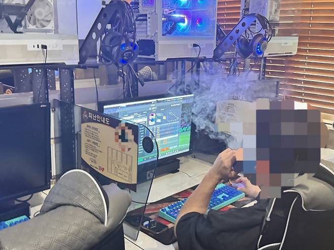 8일 오전 광주 남구의 한 PC방에서 한 손님이 자리에서 전자담배를 태우는 모습. /임지섭 기자 ljs@namdonews.com