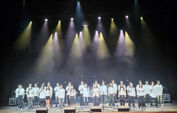 창원예술학교 실용음악과 학생들이 지난 2일 창원 성산아트홀 소극장에서 공연을 펼치고 있다.