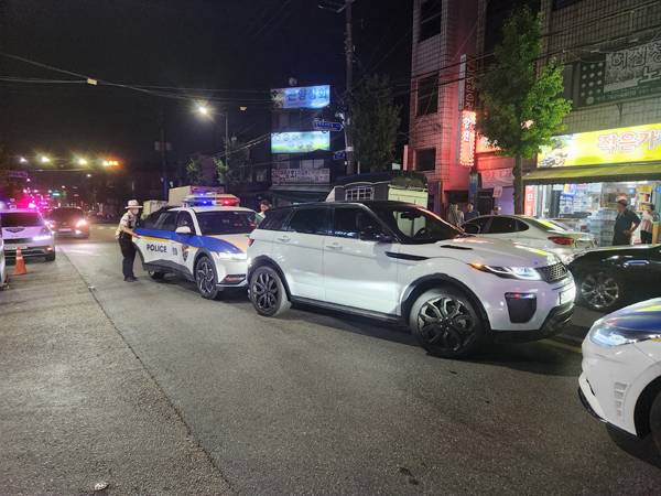 8일 진주에서 음주·무면허 상태로 경찰의 음주 측정을 거부하고 달아난 A씨가 경찰에 체포되고 있다. / 독자