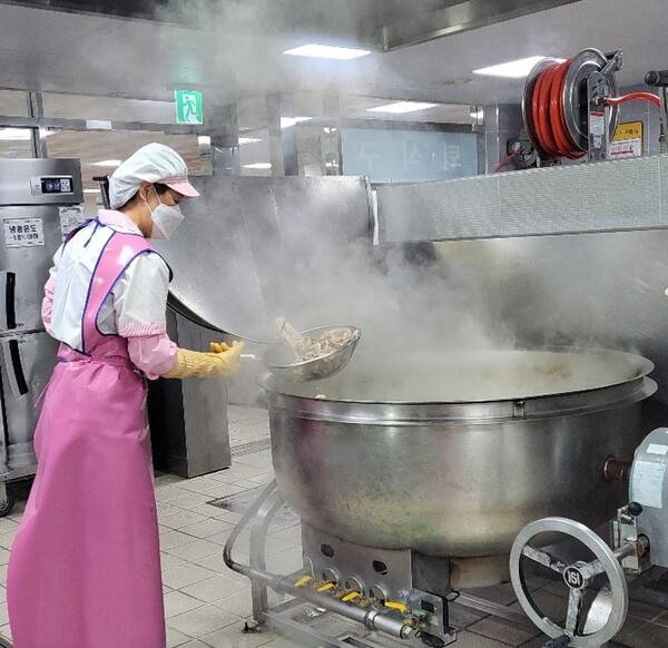 창원지역 한 중·고등학교 급식소에서 조리실무사가 직접 촬영한 사진. 대형 조리솥에서 국물 요리를 하며 뼈를 건져내고 있다. 끓는 육수 사이로 뜨거운 증기가 치솟고 있다.&nbsp; /학비노조 경남지부