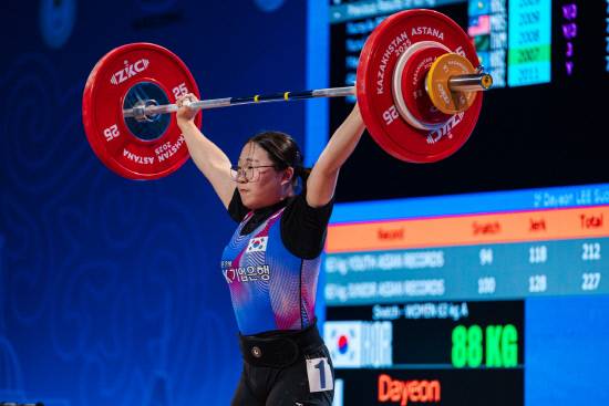 경남체고 이다연이 힘차게 역기를 들어올리고 있다. 사진=전효영 감독