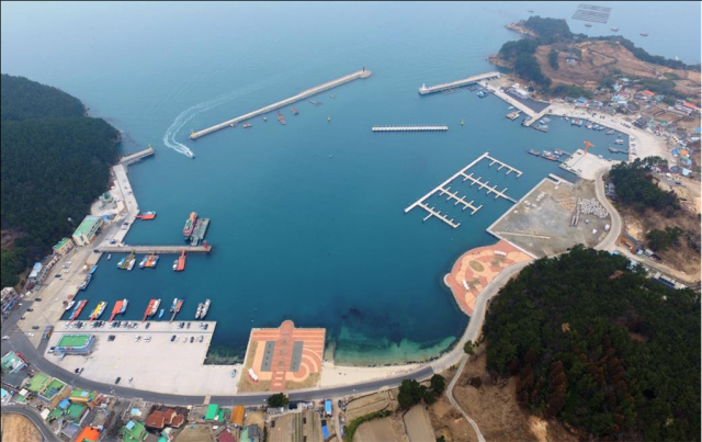 거제시가 국비 등 155억 원을 투입해 해상기반시설 시공을 끝낸 근포마리나 조성사업 현장. 108m 부방파제와 64선식 요트 계류장 그리고 배후 시설에 들어설 9487㎡ 매립 부지가 조성됐다. 거제시 제공