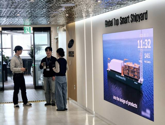 2023년 12월 부산 남구에 문을 연 삼성중공업 R＆D센터에서 직원들이 이야기를 나누고 있다. 삼성중공업 제공