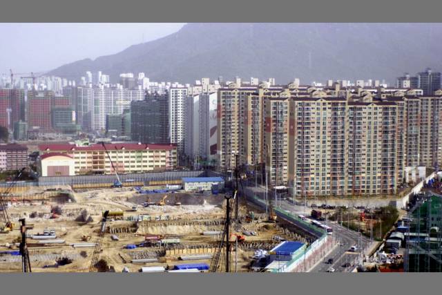 1997년 부산 해운대구 해운대 그린시티 아파트 모델하우스 모습(위). 2002년 북구 화명동 화명2택지개발지구 아파트 공사장 전경. 부산시는 8일 이 지역들에 대한 노후계획도시정비 기본계획을 발표했다. 부산일보DB