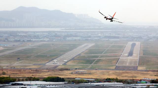 경남 김해 돗대산에서 바라본 부산 김해국제공항에 한 항공기가 착륙하고 있다. 사진 속 항공기는 기사 내용과 관계 없음. 정종회 기자 jjh@