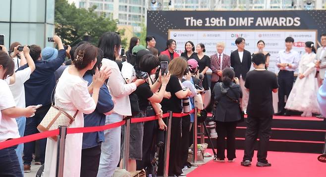 지난 7일 대구오페라하우스 앞 야외광장에서 열린 제19회 DIMF 어워즈 레드카펫 행사에서 뮤지컬 '갱디'팀이 인터뷰를 하고 있다. 정수민기자 jsmean@yeongnam.com