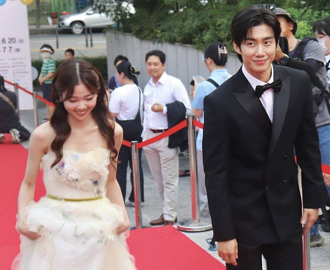 지난 7일 대구오페라하우스 앞 야외광장에서 열린 제19회 DIMF 어워즈 레드카펫 행사에서 뮤지컬 배우 장혜린(왼쪽)와 손우현이 입장하고 있다. 정수민기자 jsmean@yeongnam.com