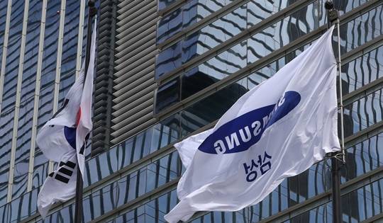 삼성전자 서초사옥에 삼성 깃발과 태극기가 펄럭이고 있다. 사진=뉴스1