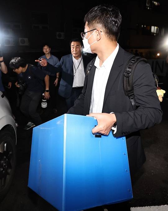 김건희 여사 관련 의혹을 수사 중인 민중기 특별검사팀이 삼부토건에 대한 압수수색에 착수한 3일 서울 종로구 소재 삼부토건 본사가 입주했던 건물에서 특검팀 관계자가 압수수색을 마친 뒤 물품이 담긴 상자를 들고 철수하고 있다. 사진=뉴시스