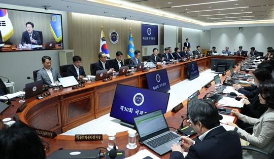 이재명 대통령과 국무위원이 오늘(8일) 노 타이 차림으로 국무회의에 참석했다. ( 출처 : 뉴시스)