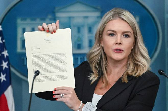 캐롤라인 레빗 백악관 대변인이 7일(현지시간) 워싱턴 D.C. 백악관 브래디 브리핑 룸에서 열린 일일 브리핑 중 도널드 트럼프 미국 대통령이 한국 대통령 이재명에게 보낸 서한을 들고 발언하고 있다. (사진=AFP)