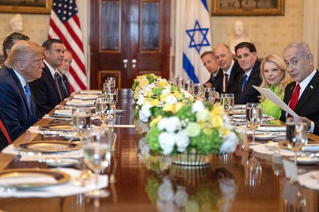 7일(현지시간) 워싱턴 DC 백악관 블루룸에서 만찬 중인 도널드 트럼프 미국 대통령과 베냐민 네타냐후 이스라엘 총리(사진=AFP)