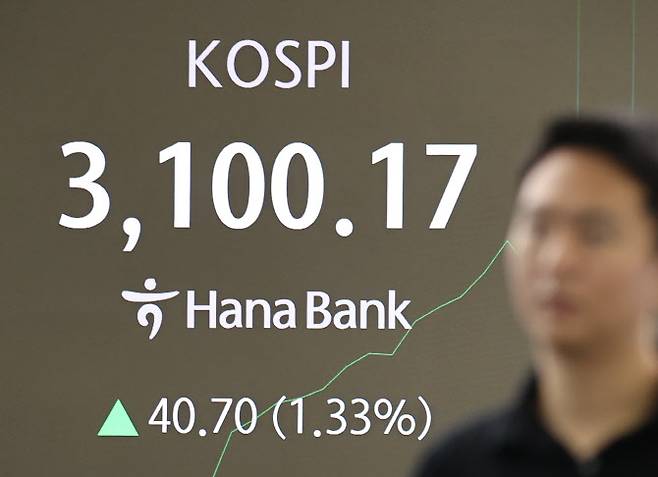 8일 서울 중구 하나은행 본점 딜링룸에서 직원들이 업무를 보고 있다. 이날 코스피는 전장보다 12.27포인트(0.40%) 오른 3071.74로 시작해 9시 20분 현재 3100선을 넘어섰다. (사진=연합뉴스)