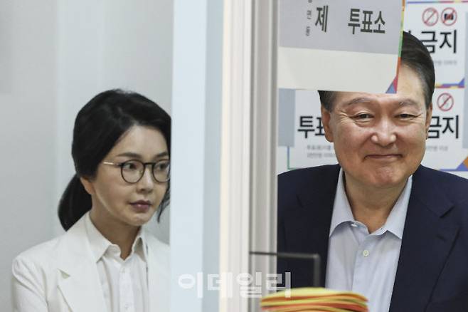 윤석열 전 대통령 내외가 제21대 대통령선거일인 3일 오전 서울 서초구 원명초등학교에 마련된 서초4동 제3투표소로 들어오고 있다. (사진=공동취재단)