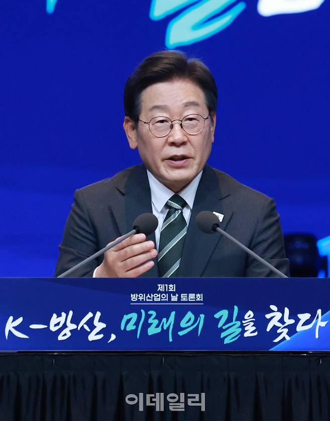 이재명 대통령이 8일 서울 용산구 그랜드 하얏트 서울에서 열린 제1회 방위산업의 날 토론회에서 발언하고 있다.(사진=뉴시스)