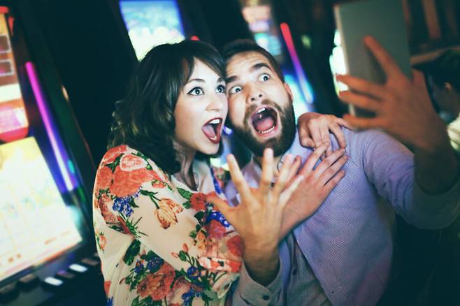 슬롯 머신과 SNS는 모두 예측 불가능성으로 인해 도파민 시스템을 강력하게 활성화시킨다. 뇌는 "다음에는 더 좋은 것이 나올 수도 있다"는 기대감으로 행동을 계속 반복하게 된다. [사진=게티이미지뱅크]