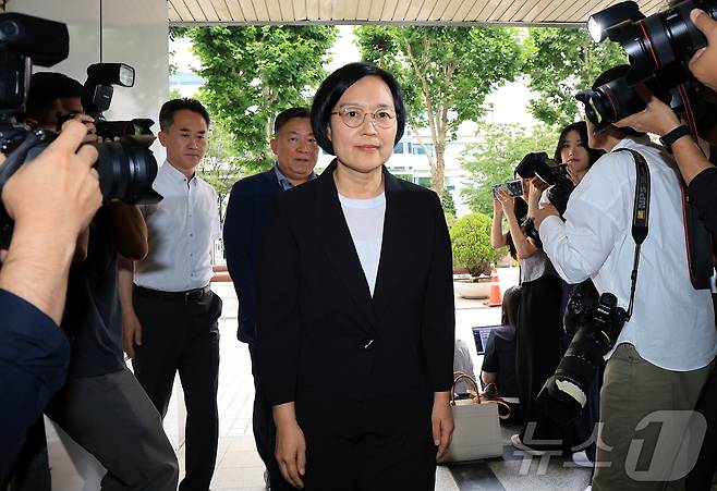 한성숙 중소벤처기업부 장관 후보자가 지난달 24일 오후 서울 영등포구 중소기업기술정보진흥원 수도권평가실 내 인사청문회 준비 사무실로 출근하고 있다. 2025.6.24/뉴스1 ⓒ News1 김진환 기자