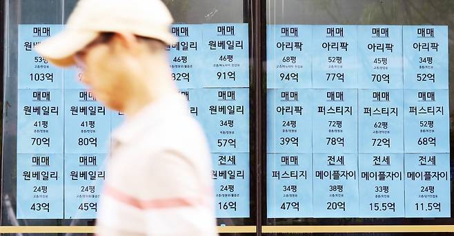 서울 강남구 한 공인중개사무소 매물 안내문이 붙여져 있는 모습./뉴스1 ⓒ News1 황기선 기자