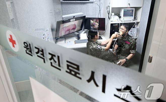 육군부사관학교 유격교육대에 설치된 원격진료시스템에서 의무지원부사관이 군의관의 지시에 따라 환자의 상태를 확인하는 모습. (육군 제공. 재판매 및 DB 금지) 2025.6.20/뉴스1
