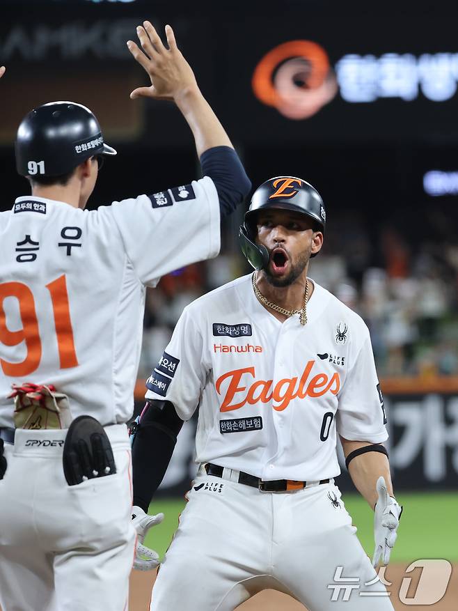 1일 오후 대전한화생명 볼파크에서 열린 프로야구 '2025 신한 SOL뱅크 KBO 리그' 한화 이글스와 NC 다이노스 경기에서 8회말 1사 1, 3루 상황 한화 리베라토가 동점 적시타를 치고 환호하고 있다. 2025.7.1/뉴스1 ⓒ News1 김기태 기자