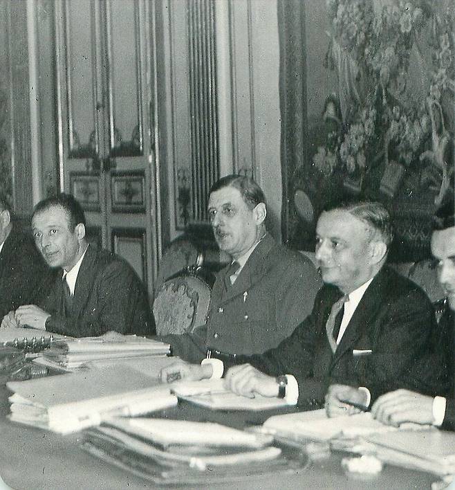 프랑스 공화국 임시정부 수반 샤를 드골 장군(가운데) (출처: Unknown author (Keystone-France), 1945, Public domain, via Wikimedia Commons)