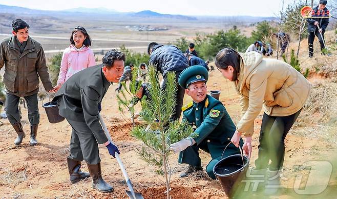 (평양 노동신문=뉴스1) = 북한 주민들이 나무를 심는 모습. [국내에서만 사용가능. 재배포 금지. DB 금지. For Use Only in the Republic of Korea. Redistribution Prohibited] rodongphoto@news1.kr