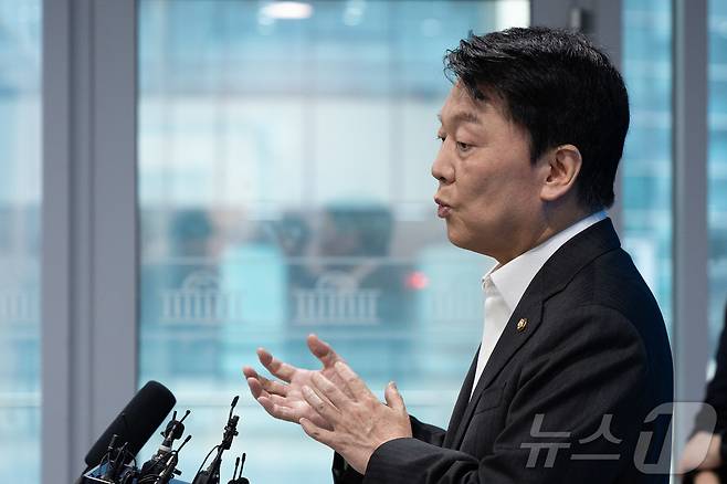 안철수 국민의힘 혁신위원장이 7일 서울 여의도 국회 소통관에서 기자회견을 열고 혁신위원장 사퇴 및 전당대회 출마를 밝힌 후 취재진 질문에 답하고 있다. 2025.7.7/뉴스1 ⓒ News1 유승관 기자