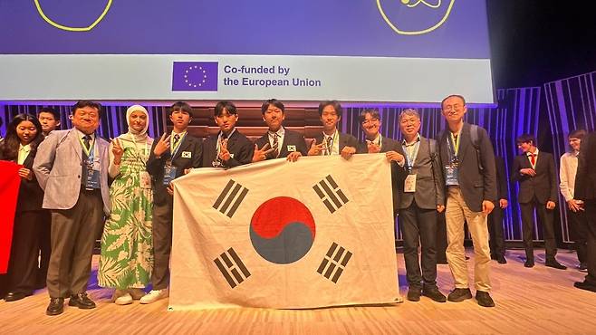 지난달 29일 열린 제38회 국제청소년물리토너먼트에서 한국 대표팀이 은메달을 획득했다.(과학기술정보통신부 제공)