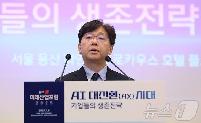 이영섭 뉴스1 대표이사가 8일 서울 용산 나인트리 프리미어 로카우스 호텔 플로리스에서 'AI 대전환(AX) 시대- 기업들의 생존전략'을 주제로 열린 2025 뉴스1 미래산업포럼(NFIF)에서 개회사를 하고 있다. ⓒ News1 박지혜 기자