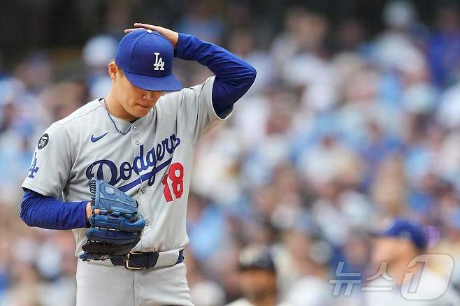 LA 다저스 야마모토 요시노부가 8일(한국시간) 열린 2025 메이저리그 밀워키 브루어스전에서 ⅔이닝 5실점(3자책)으로 부진했다. ⓒ AFP=뉴스1