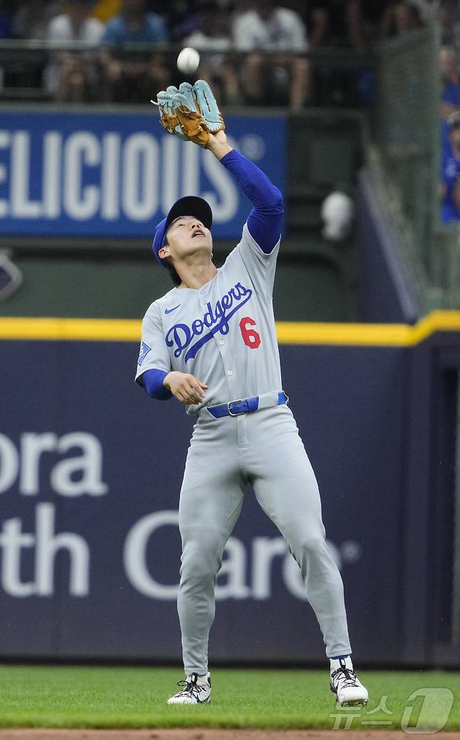 LA 다저스 김혜성이 8일(한국시간) 열린 2025 메이저리그 밀워키 브루어스전에서 뜬공 타구를 처리하고 있다. ⓒ 로이터=뉴스1