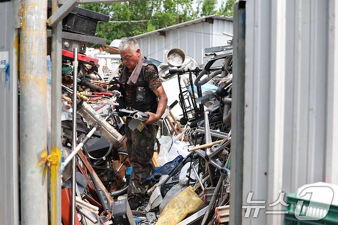 12일째 폭염특보가 이어지고 있는 8일 광주 광산구의 한 고물상에서 근로자가 일을 하고 있다. 2025.7.8/뉴스1 ⓒ News1 이승현 기자