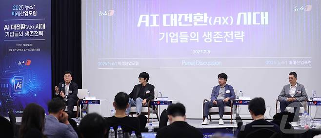8일 서울 용산 나인트리 프리미어 로카우스 호텔에서 'AI 대전환(AX) 시대- 기업들의 생존전략'을 주제로 열린 2025 뉴스1 미래산업포럼(NFIF)에서 한국의 AI 시대 대응에 대해 패널토론이 진행되고 있다. 왼쪽부터 백승인 삼성디스플레이연구소 CAE팀장(상무), 민정국 현대자동차·기아 제조SW개발실 상무, 양희구 LG전자 생산기술혁신센터 센터장(상무), 김영한 가우스랩스(Gauss Labs) 대표. 2025.7.8/뉴스1 ⓒ News1 박지혜 기자
