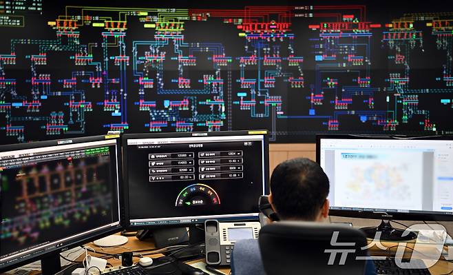 폭염이 이어지며 전력 수요가 급증하고 있는 8일 오후 경기 수원시 영통구 한국전력공사 경기본부 전력관리처 계통운영센터에서 관계자들이 전력수급상황을 주시하고 있다. (공동취재) 2025.7.8/뉴스1 ⓒ News1 김영운 기자