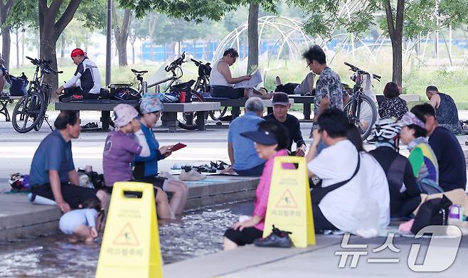 전국 대부분 지역에서 최고 체감온도가 35도 안팎으로 오르며 무더운 날씨가 이어진 8일 서울 영등포구 마포대교 남단 아래 그늘을 찾은 시민들이 무더위를 피하고 있다. 2025.7.8/뉴스1 ⓒ News1 김성진 기자