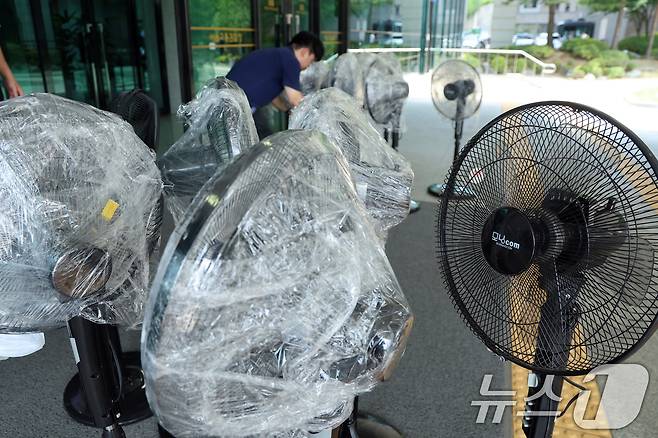 전국에 폭염특보가 발효된 8일 오후 서울 서초구 서울고등검찰청에 마련된 조은석 특별검사(내란특검 특검) 사무실 앞에서 관계자들이 선풍기를 특검 사무실로 옮기고 있다. 2025.7.8/뉴스1 ⓒ News1 황기선 기자