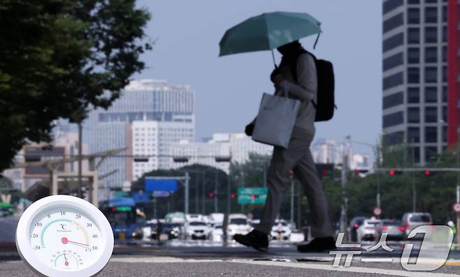 서울 기온이 37.1도까지 오르면서 근대적인 기상관측을 시작한 이래 7월 상순 기온으론 역대 최고치를 기록한 8일 서울 영등포구 여의도 일대 뜨겁게 달궈진 아스팔트 위로 아지랑이가 피어오르고 있다. 종전 서울(종로구 서울기상관측소 기준) 7월 상순 최고기온은 1939년 7월 9일 기록된 36.8도로 86년 만에 신기록이 세워졌다. 2025.7.8/뉴스1 ⓒ News1 김성진 기자