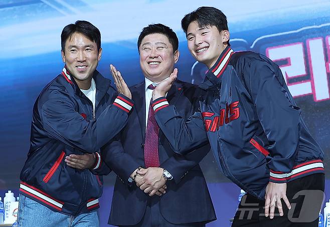 롯데 자이언츠 주장 전준우(왼쪽부터), 김태형 감독, 윤동희가 20일 서울 송파구 잠실 롯데호텔 월드에서 열린 신한 SOL Bank 2025 KBO 미디어데이에서 기념 촬영을 하고 있다. 2025.3.20/뉴스1 ⓒ News1 김진환 기자