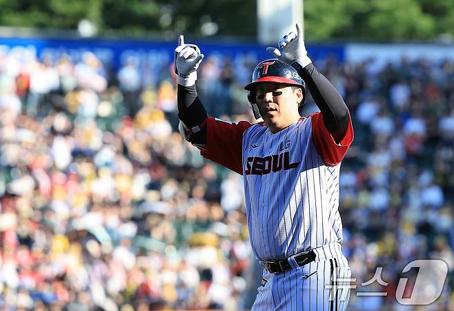 29일 오후 서울 송파구 잠실야구장에서 열린 프로야구 '2025 신한 SOL뱅크 KBO 리그' KIA 타이거즈와 LG 트윈스의 경기 3회말 1사 주자1루 상황 LG 김현수가 안타를 친 뒤 1루에 안착해 세리머니를 하고 있다. 2025.6.29/뉴스1 ⓒ News1 박정호 기자