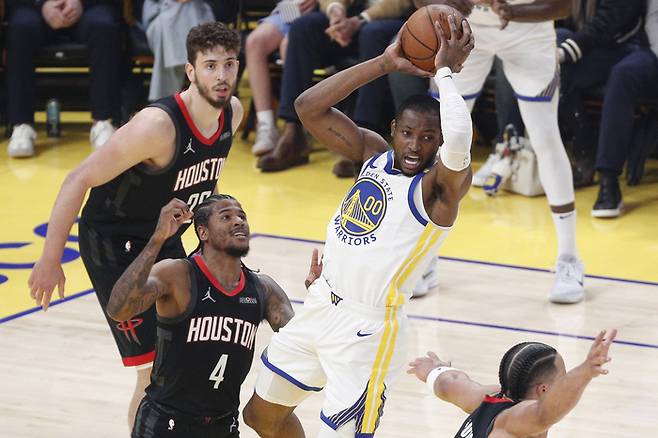 골든스테이트 쿠밍가가 27일(한국 시간) 미국 캘리포니아주 샌프란시스코 체이스 센터에서 열린 2025 NBA 플레이오프 1라운드 휴스터전에서 패스할 곳을 찾고 있다. 사진 | AP 연합뉴스